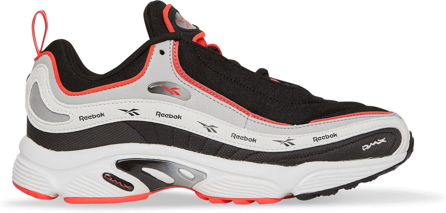銳步 桌布 壁紙 — 一雙黑色、灰色和紅色的Reebok DMX運動鞋，帶有醒目的品牌標誌和厚底，襯托在純黑背景上。