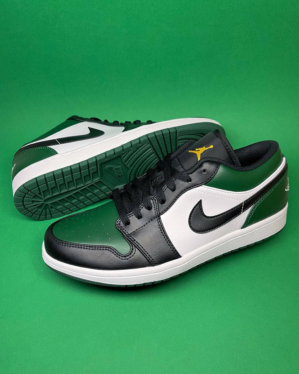 Green Shoes 桌布 壁紙 — 一雙黑色、白色和綠色的Jordan 1運動鞋，在純綠色背景上展示黃色標誌。