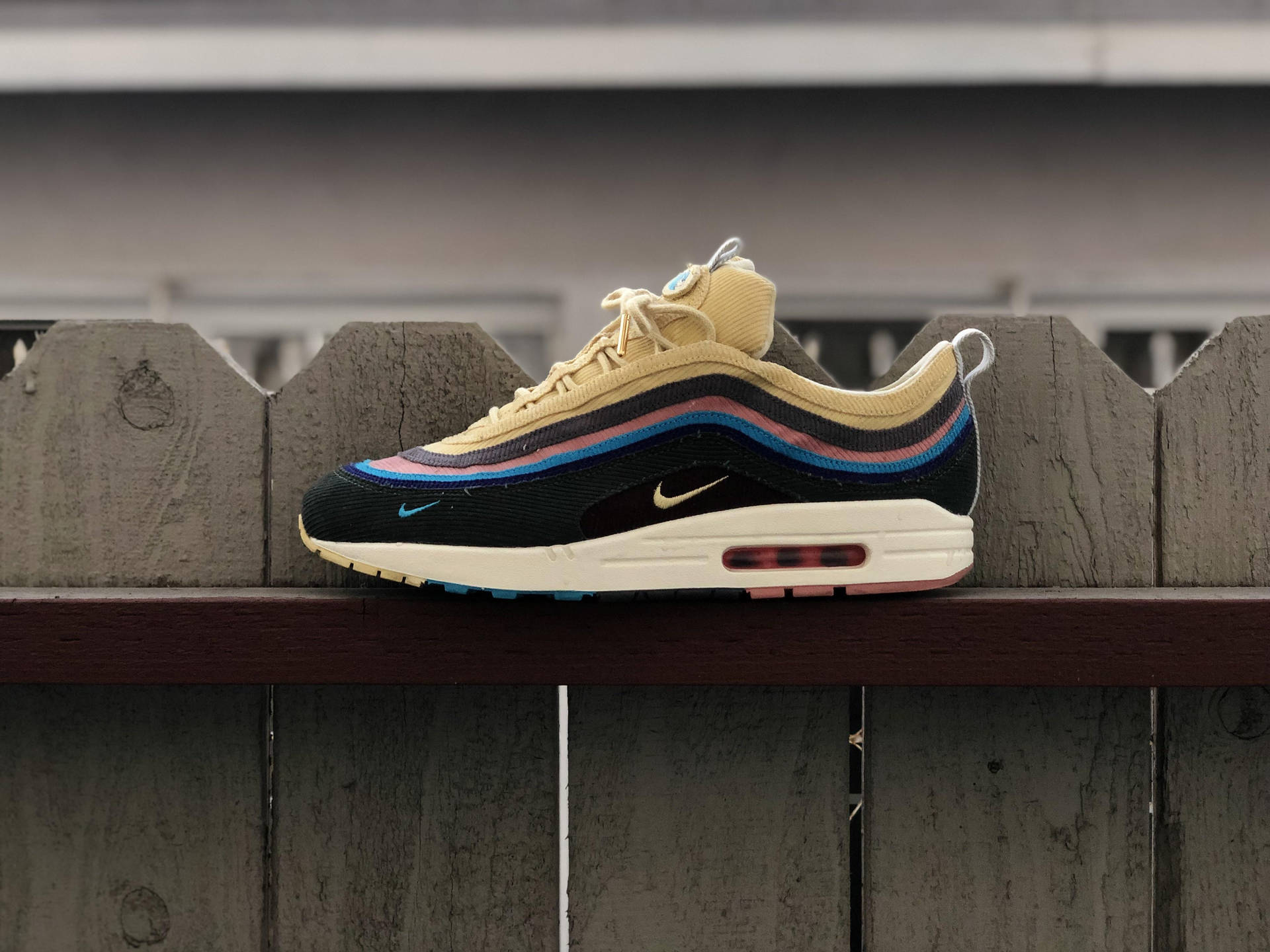 木柵欄上的Nike Air Max 97運動鞋