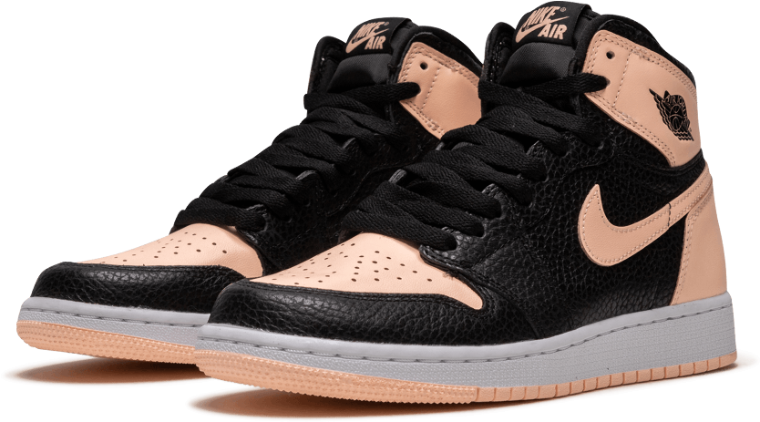 Air Jordan 桌布 壁紙 — 一雙黑色和蜜桃色Nike Air Jordan 1高筒運動鞋，白色鞋底，純黑色背景。