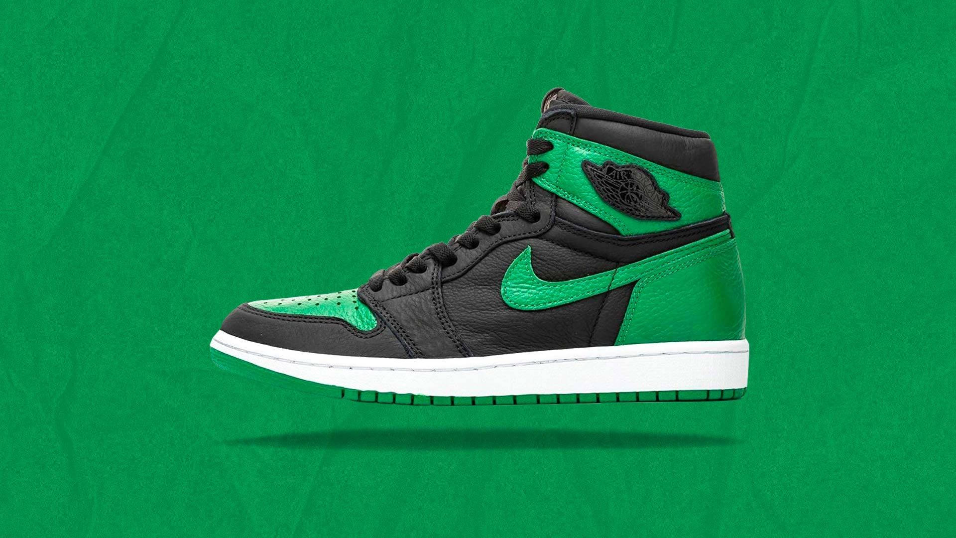 Green Shoes 桌布 壁紙 — 一雙黑色與充滿活力的綠色高筒運動鞋，搭配白色鞋底，漂浮在帶有紋理的綠色背景上。