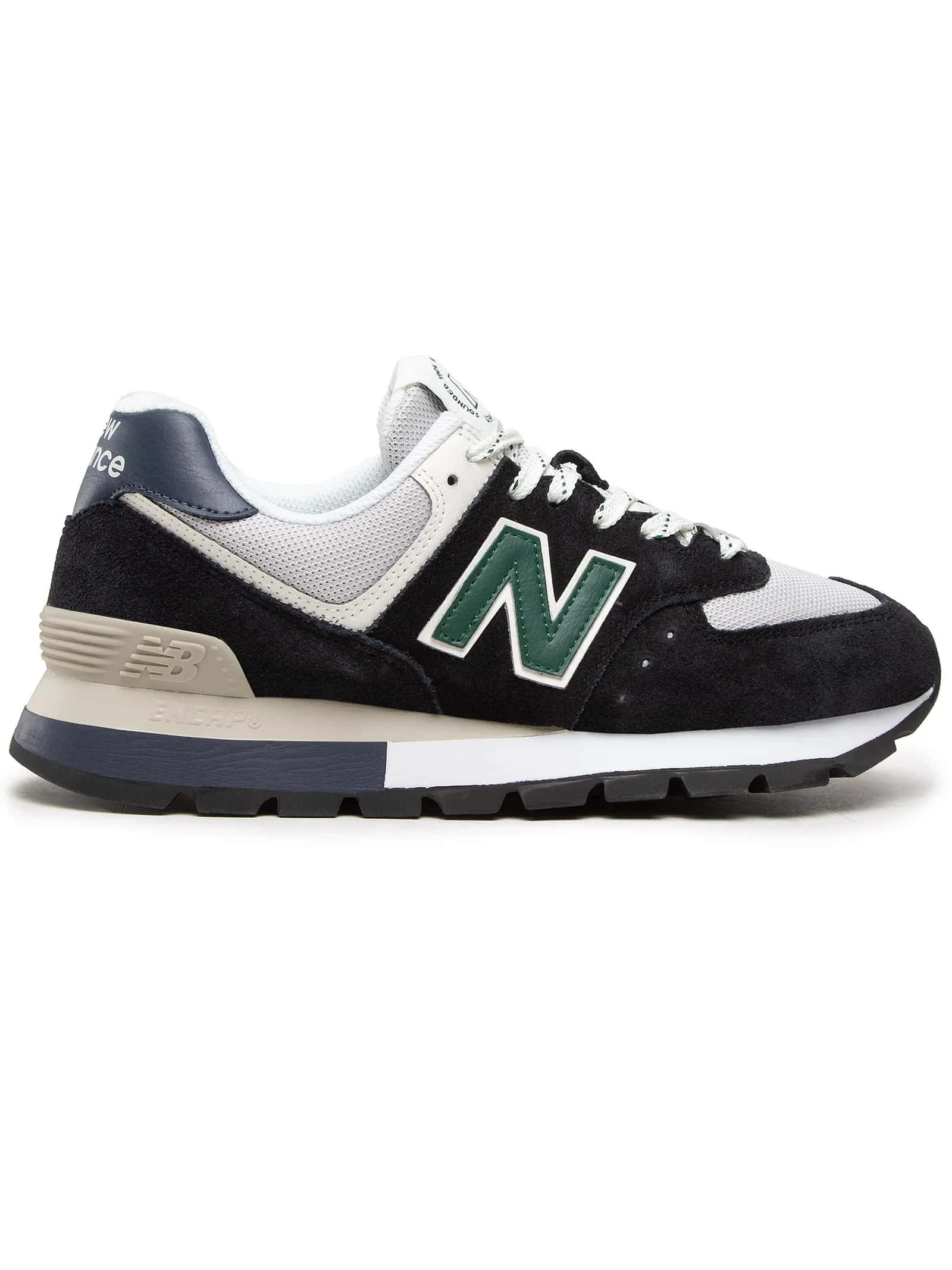 New Balance 桌布 壁紙 — 一雙黑色麂皮 New Balance 運動鞋，帶有綠色 N 標誌和白色鞋帶，在工作室產品照片中展示。