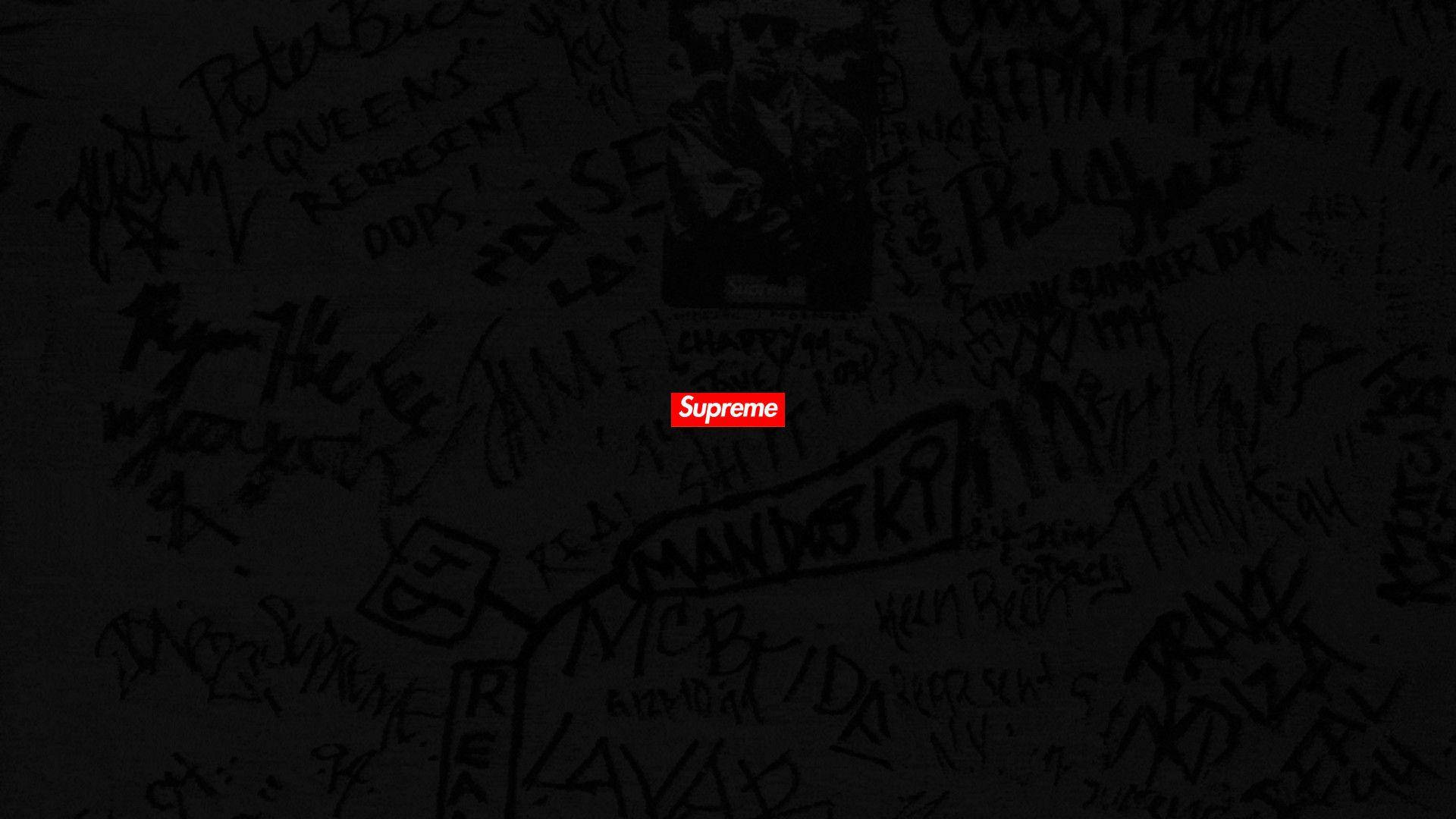 supreme 桌布 壁紙 — 一面佈滿塗鴉標籤的深色牆壁，中央有一個紅色的Supreme標誌。