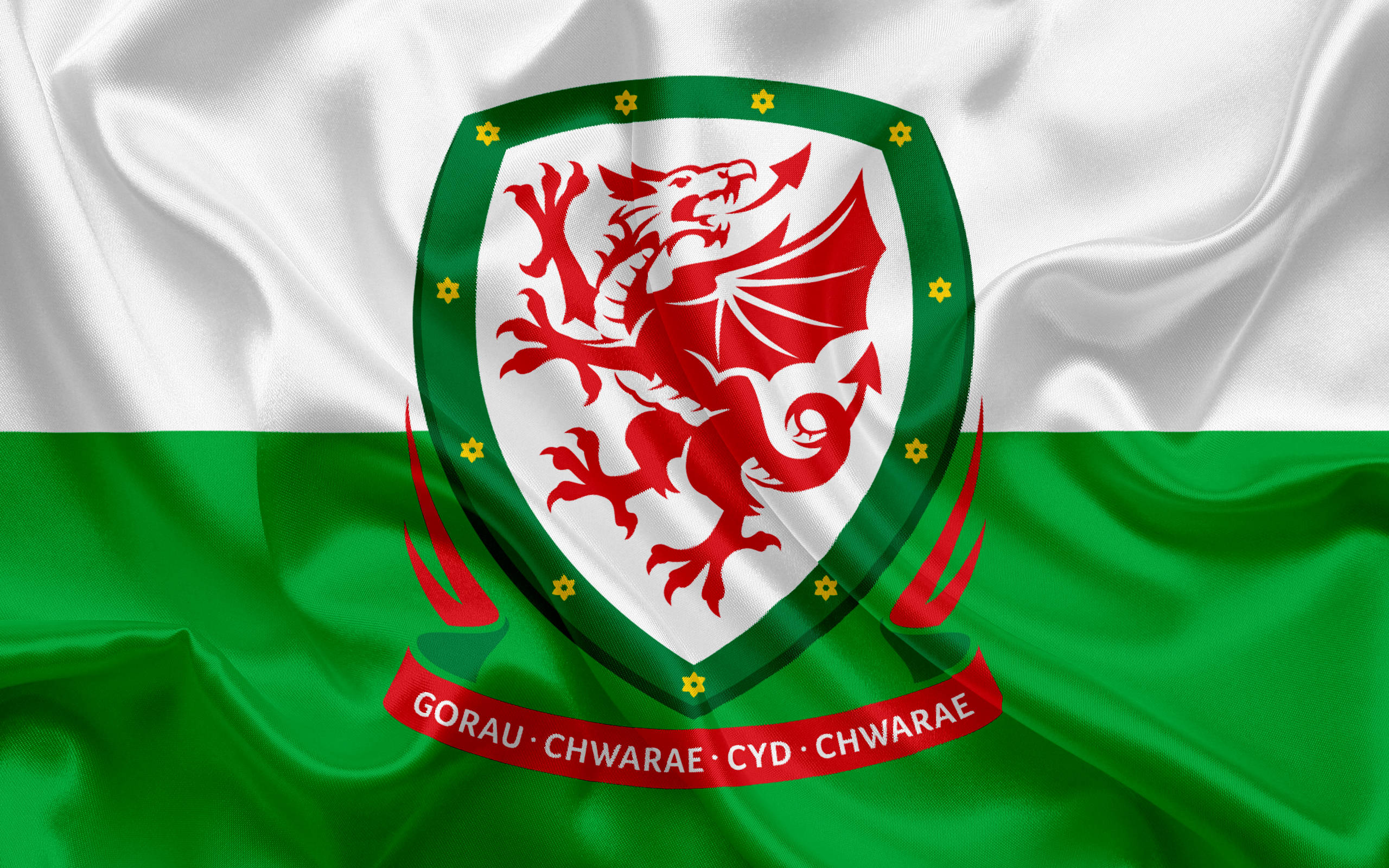 Flag 桌布 壁紙 — 一面充滿活力的威爾斯旗幟，在白綠相間的底色上有一條紅龍，帶有緞面皺褶動態飄揚。