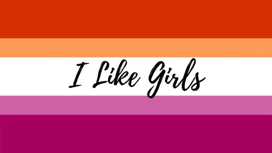 LGBT Gay Lesbian 壁紙 — 一面充滿活力的旗幟，帶有紅色、橙色、白色、粉紅色和洋紅色的水平條紋，並以黑色草書顯示文字 I Like Girls。
