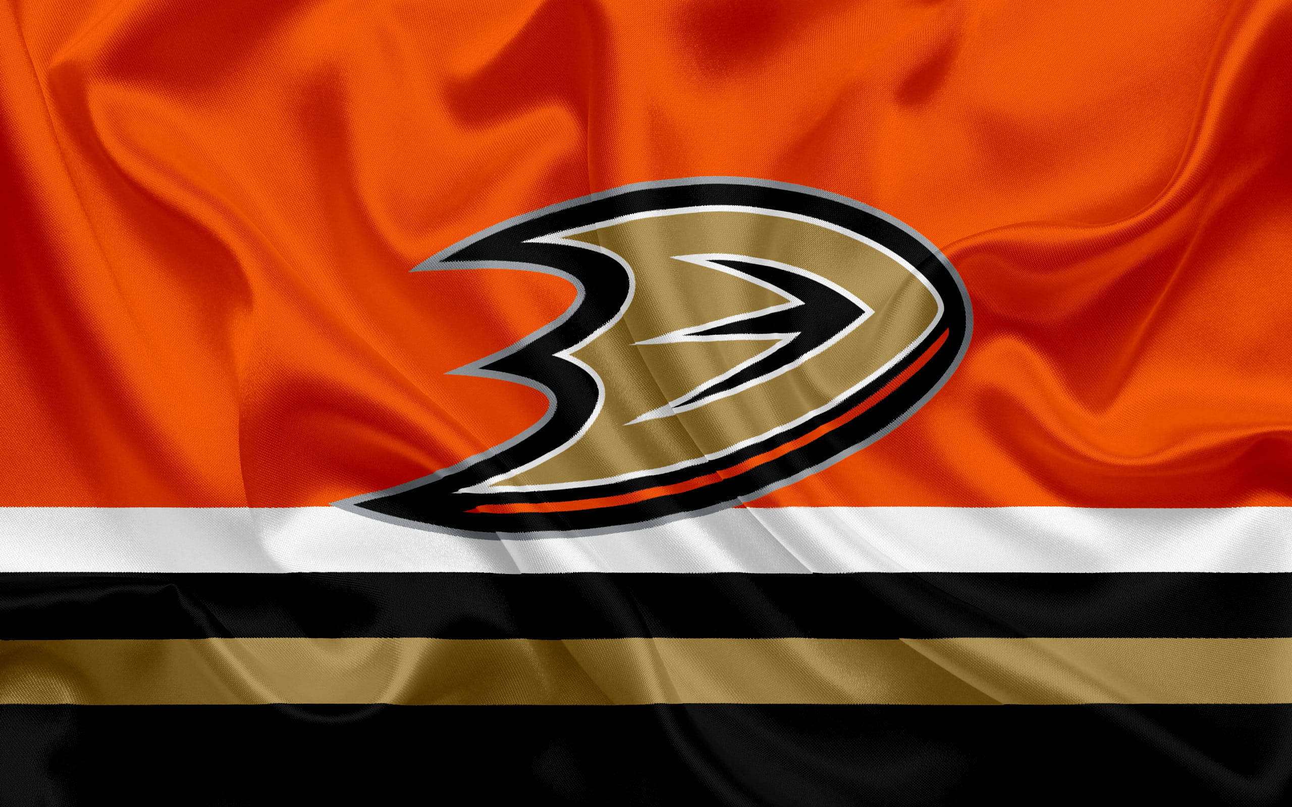 ducks 桌布 壁紙 — 一面充滿活力的橙色和黑色安納海姆鴨隊旗，帶有光澤緞面質感和醒目的球隊標誌。