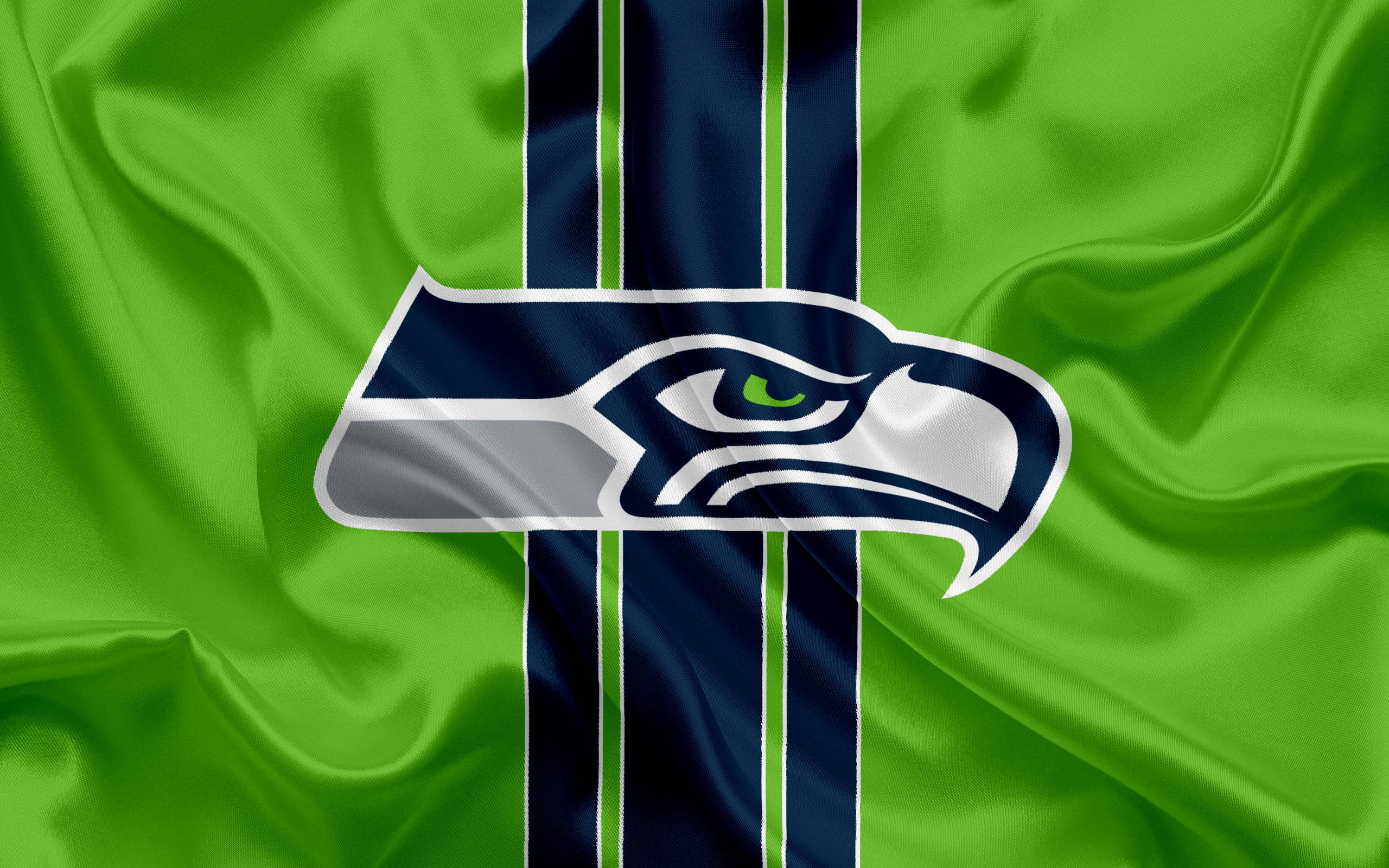 Seattle Seahawks 桌布 壁紙 — 一面充滿活力的綠色緞面旗幟，中央有醒目的西雅圖海鷹隊標誌，位於海軍藍條紋上。