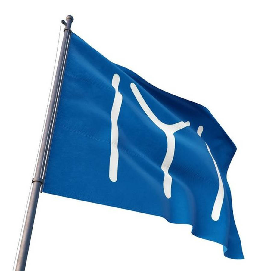 Flag 桌布 壁紙 — 一面充滿活力的藍色旗幟，帶有白色抽象標記，在純白色背景上動態飄揚。
