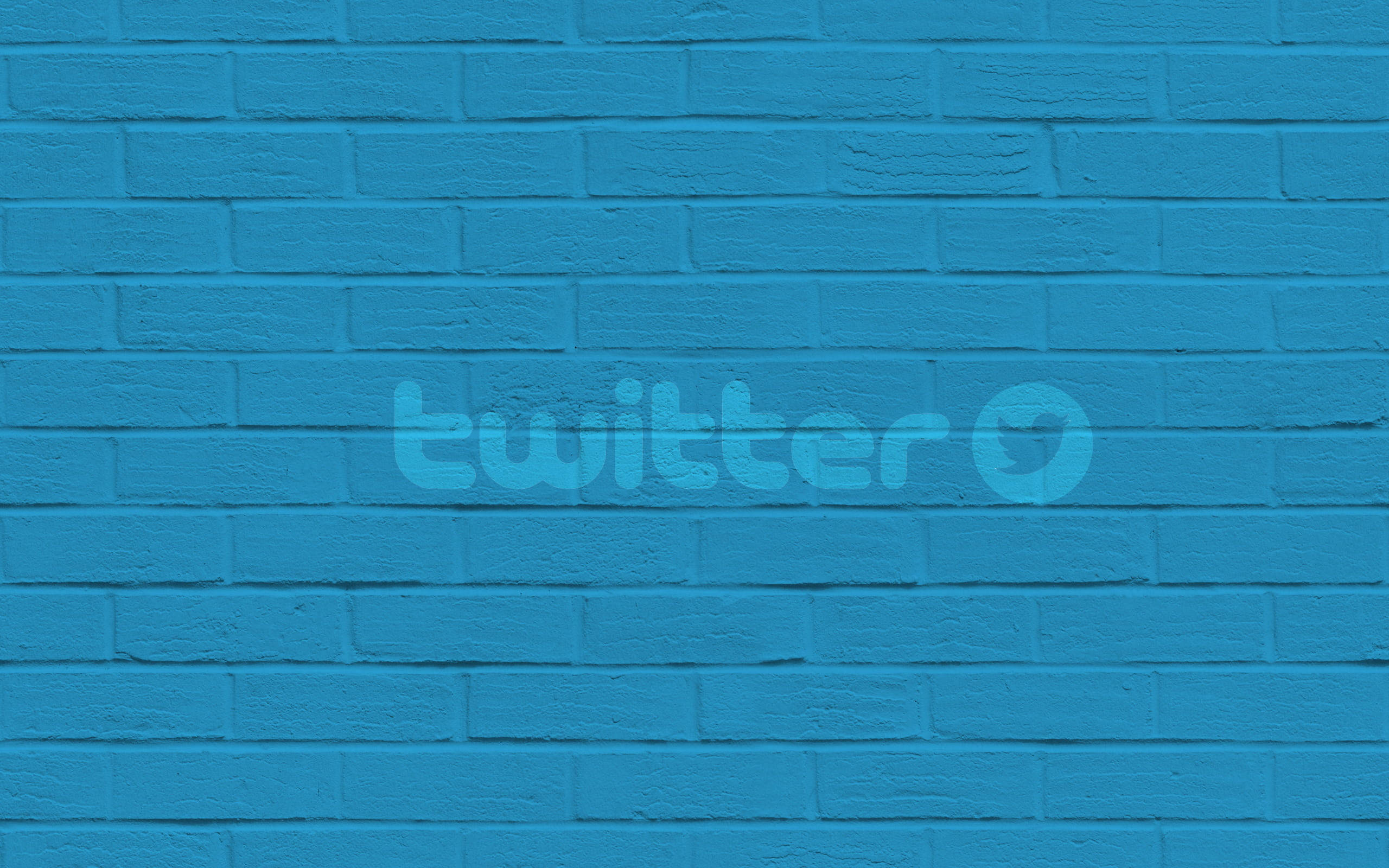 Twitter 桌布 壁紙 — 一面充滿活力的藍色油漆磚牆，中間有一個褪色的twitter標誌。
