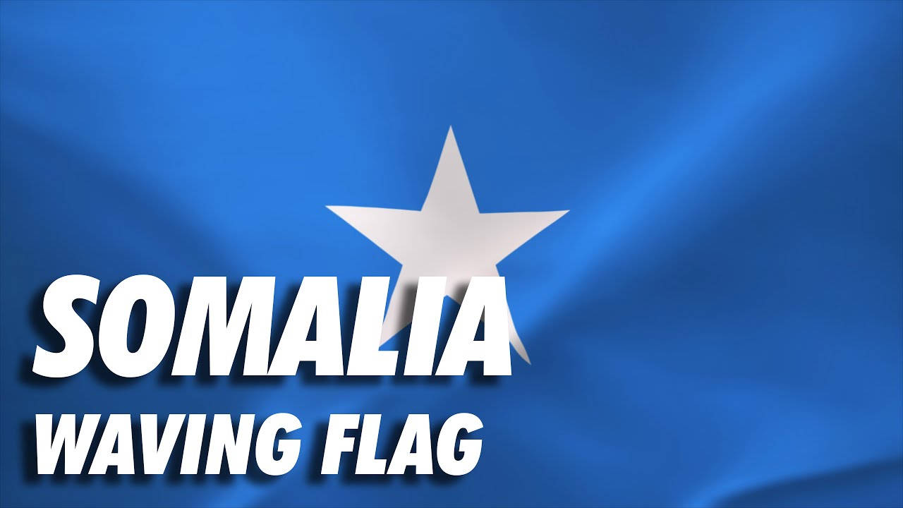 Somalia 桌布 壁紙 — 一面充滿活力的藍色索馬利亞國旗，帶有一顆白色五角星，在漸變天空下動態飄揚。