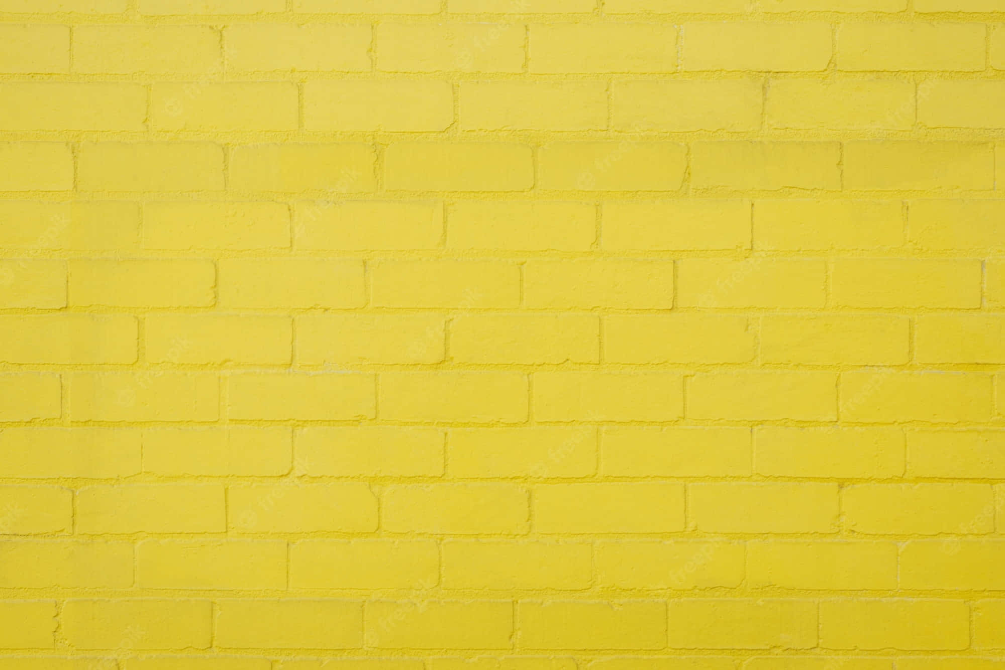 背景 桌布 壁紙 — 一面充滿活力的黃色油漆磚牆，帶有可見的砂漿線條和微妙的紋理變化。