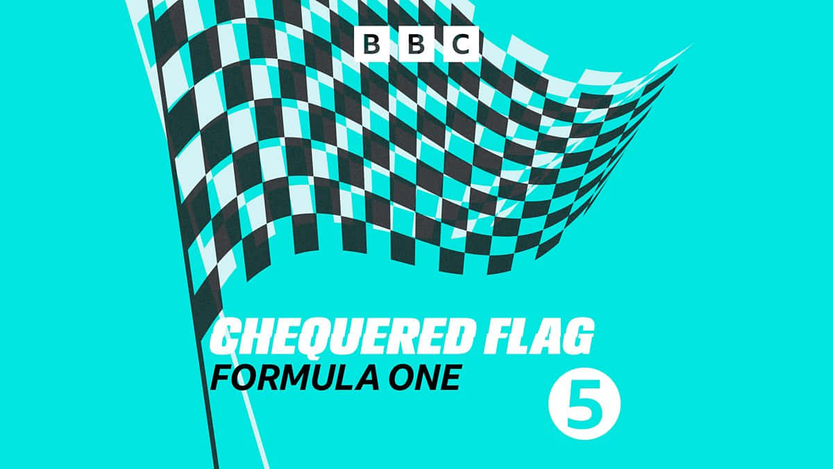 Chequered Flag 桌布 壁紙 — 一面動感的黑白格旗在充滿活力的青綠色背景上飄揚，帶有BBC一級方程式品牌標誌。