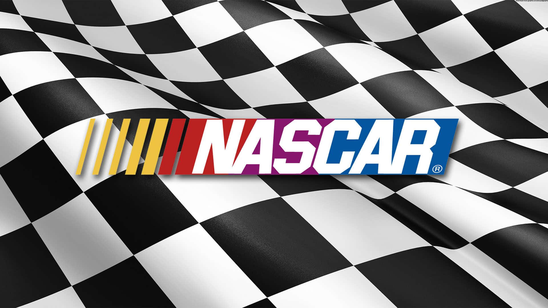 nascar 桌布 壁紙 — 一面動態的黑白格紋NASCAR旗幟飄揚，官方標誌清晰展示。