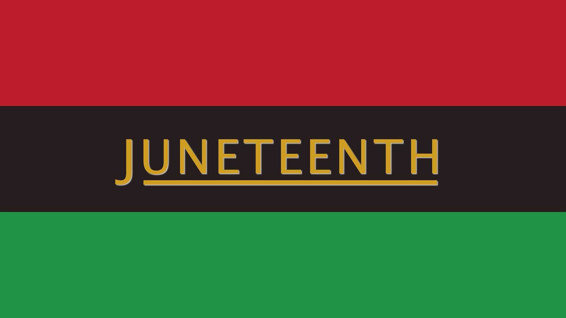 Juneteenth 桌布 壁紙 — 一面大膽的六月節旗幟，帶有紅色、黑色和綠色的水平條紋，金色字母位於黑色條紋中央。