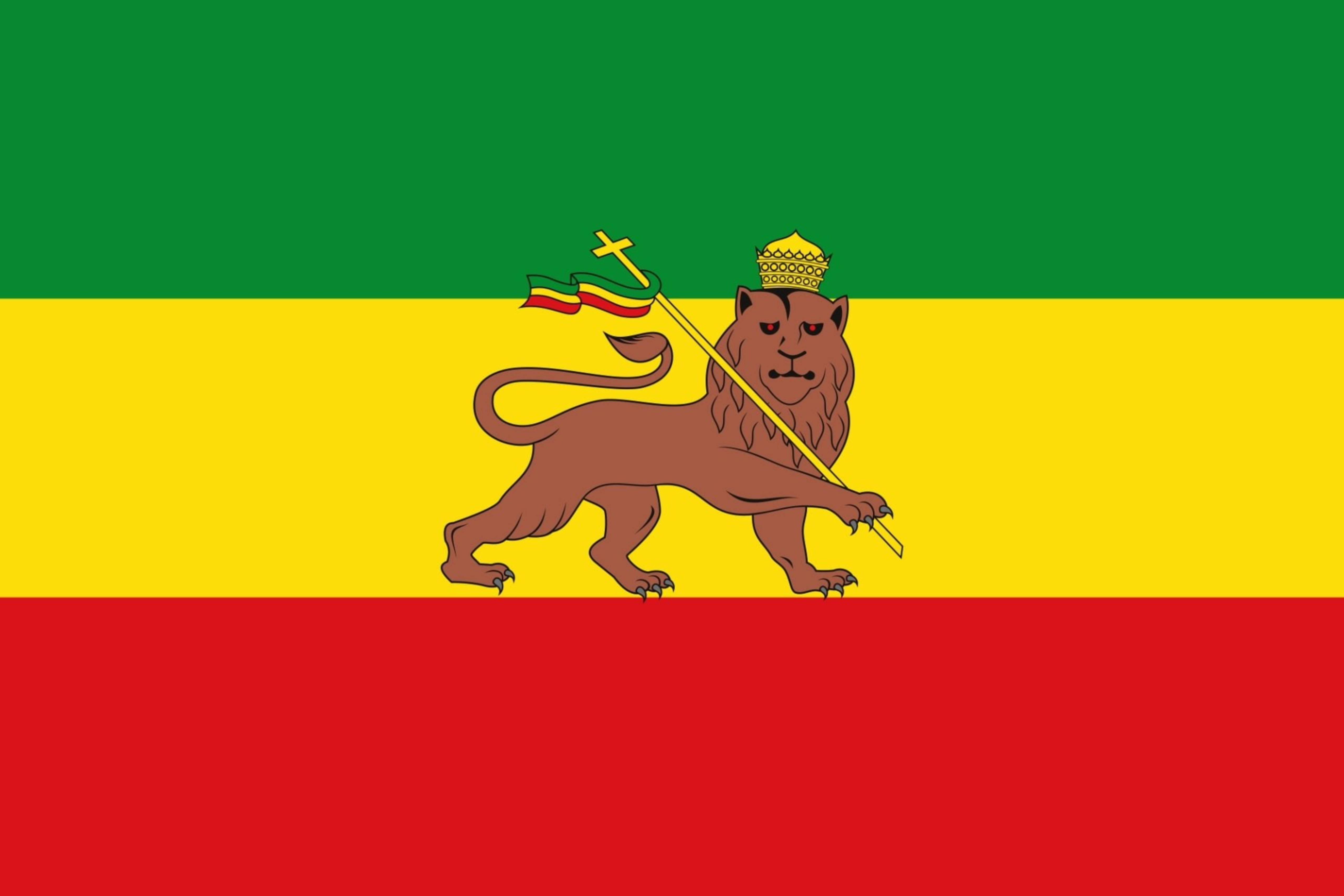 Ethiopia 桌布 壁紙 — 一面大膽的旗幟，帶有綠色、黃色和紅色的水平條紋，以及一隻戴著皇冠的獅子，手持帶有十字架和旗幟的杖。