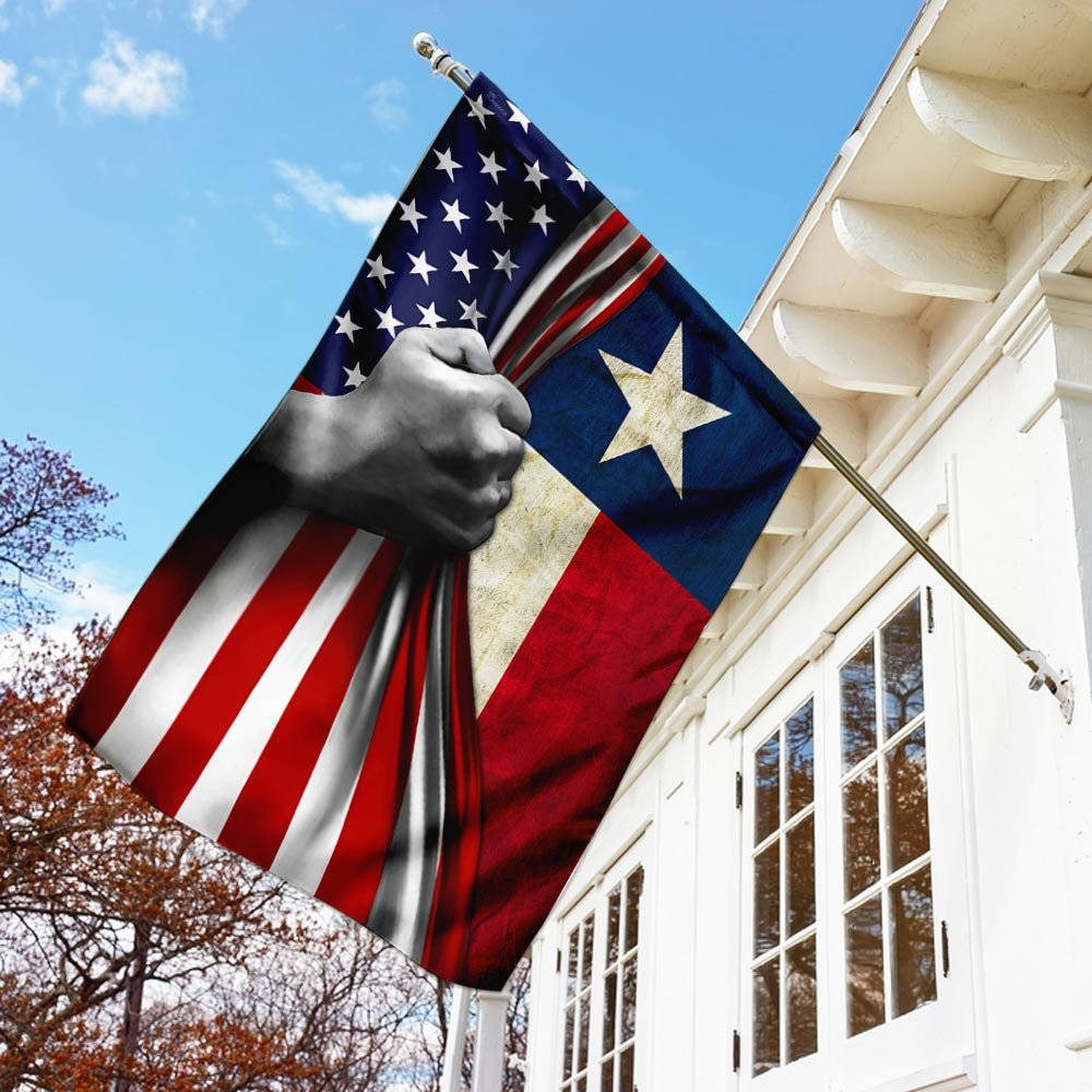 Texas Flag 桌布 壁紙 — 一面大膽的旗幟，融合美國和德克薩斯州的設計，一隻緊握的拳頭抓住布料，背景是藍天和白房子。