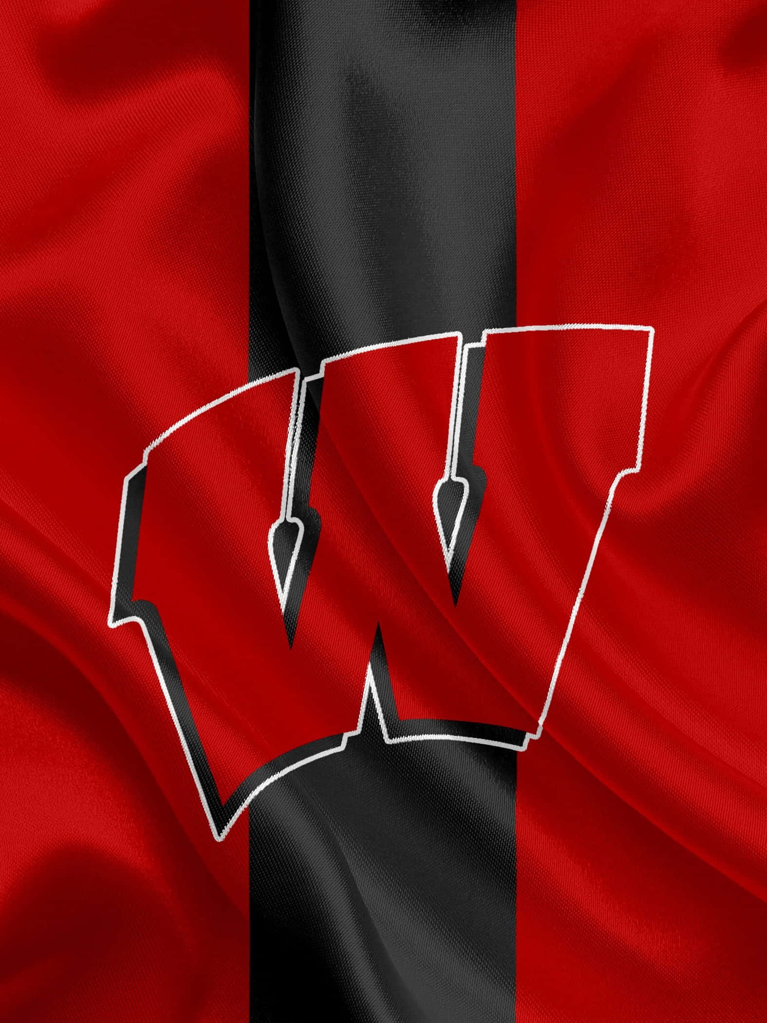Wisconsin Badgers 桌布 壁紙 — 一面大膽的紅黑旗幟，帶有風格化的白色輪廓 'W' 標誌，在紋理布料背景上動態飄揚。