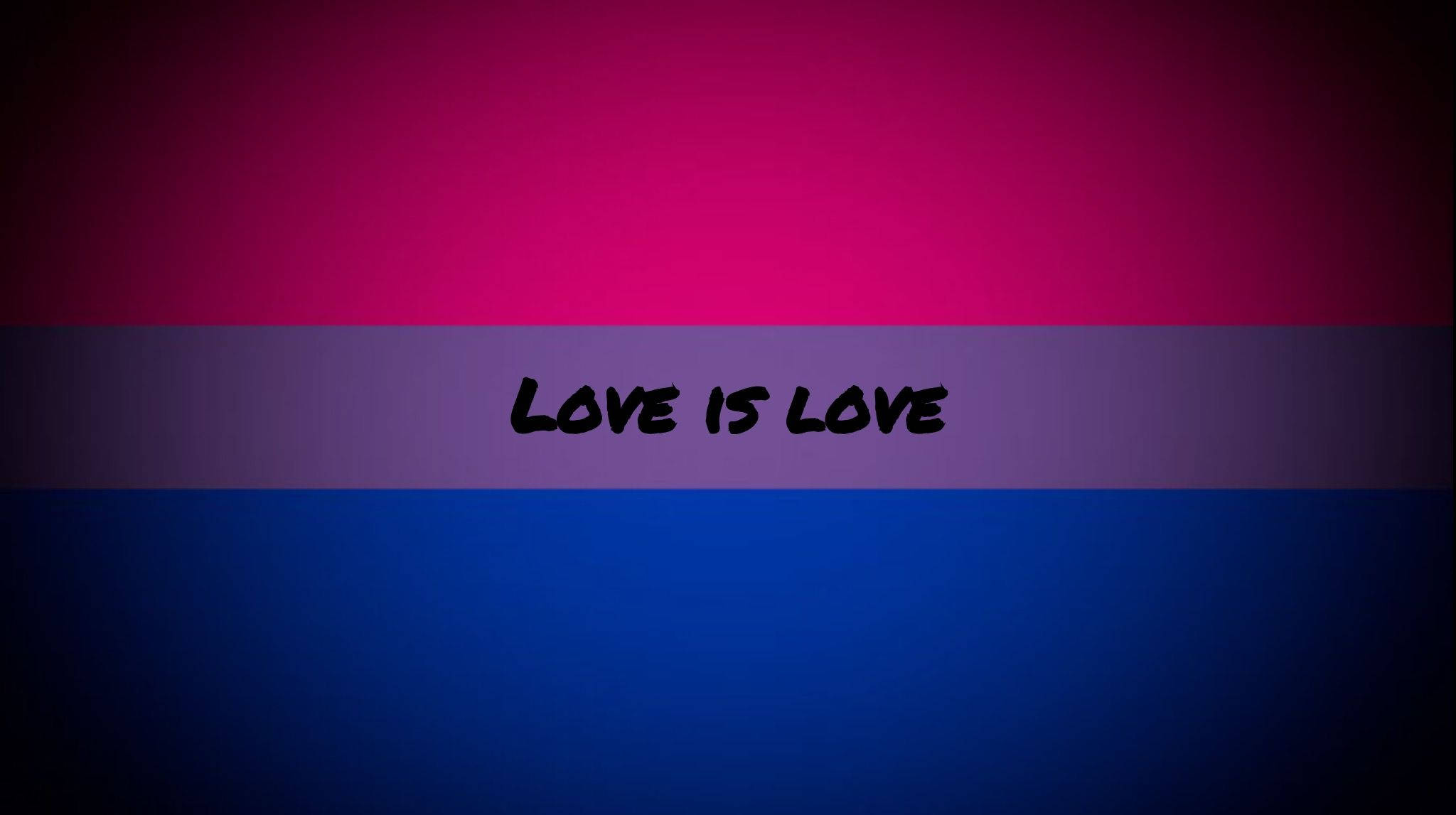 Bisexual Flag 桌布 壁紙 — 一面大膽的雙性戀驕傲旗幟，帶有粉紅色、紫色和藍色條紋，以黑色手寫文字顯示love is love這句話。