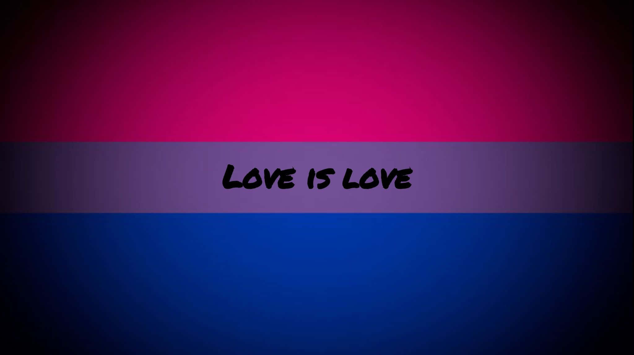 Bi Flag 桌布 壁紙 — 一面大膽的雙性戀驕傲旗幟，帶有粉紅色、紫色和藍色條紋，以黑色手寫文字顯示 love is love 這句話。