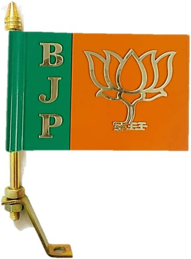 印度 桌布 壁紙 — 一面小型BJP旗幟，帶有綠色和橙色面板、金色字體和蓮花標誌，安裝在黃銅桿上，背景為白色。