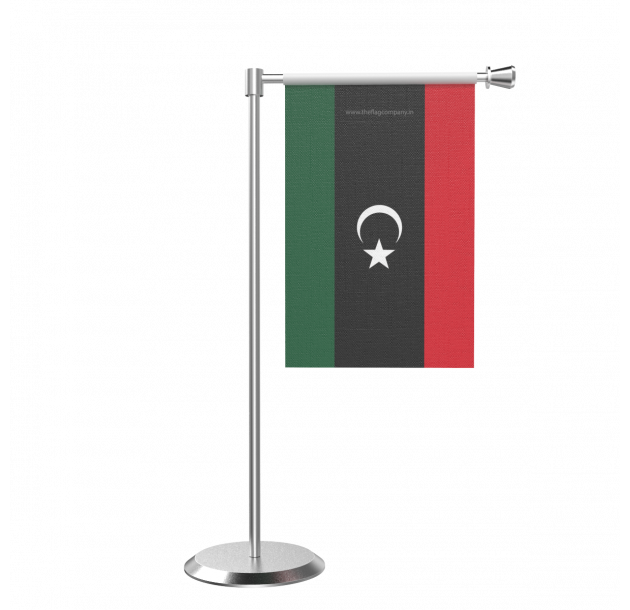 Libya 桌布 壁紙 — 一面小型利比亞國旗，帶有綠色、黑色和紅色的垂直條紋以及白色的新月和星星，掛在光滑的銀色桿上，背景為黑色。