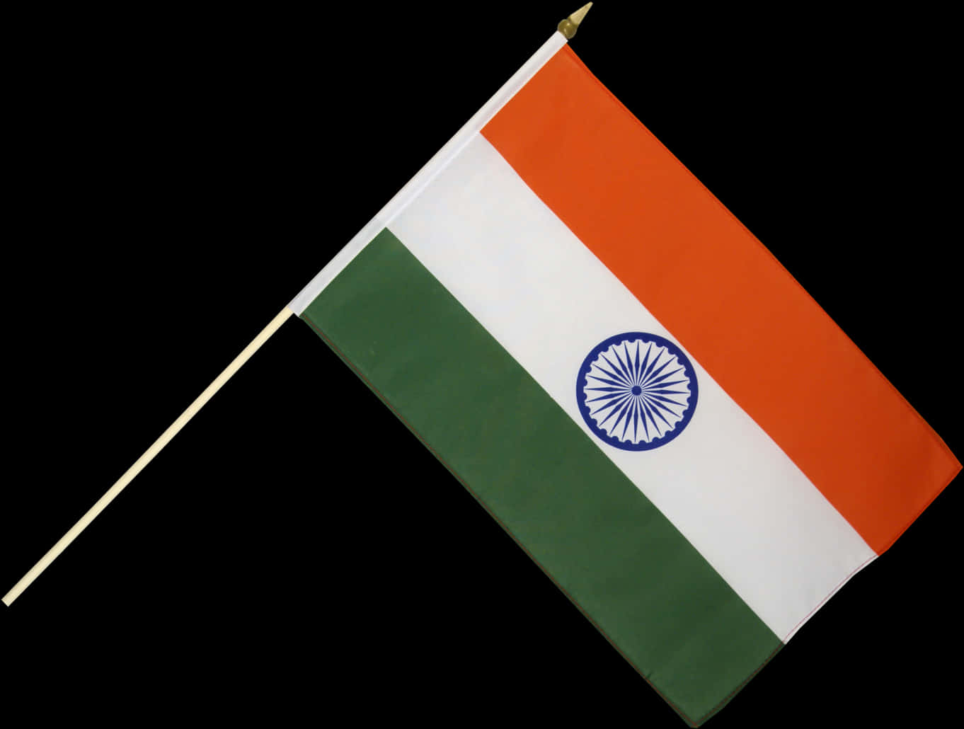 India Flag 桌布 壁紙 — 一面小型印度國旗，帶有藏紅花、白色和綠色條紋，以及藍色阿育王法輪，置於黑色背景上。