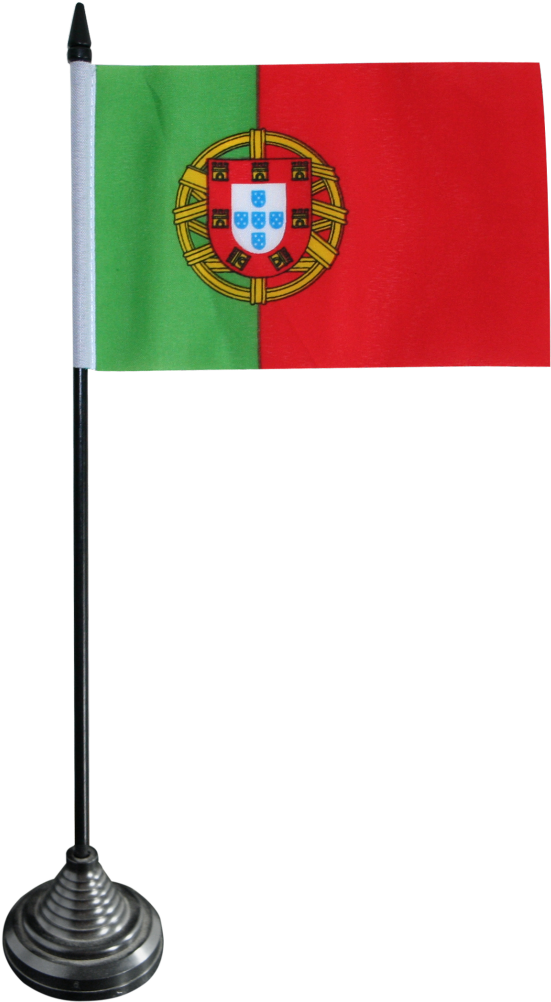 Portugal 桌布 壁紙 — 一面小型葡萄牙國旗，帶有綠色和紅色垂直條紋及國徽，置於金屬支架上，背景為黑色。