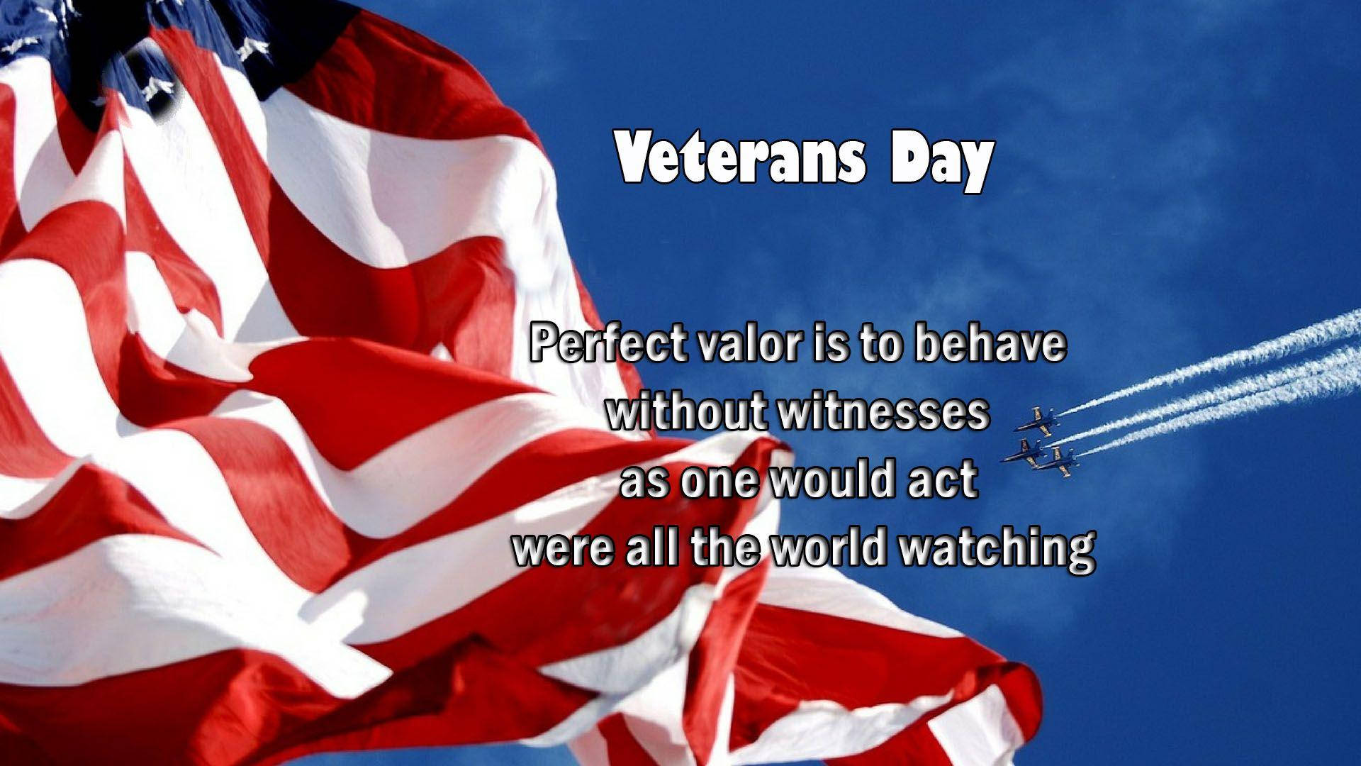 Veterans 桌布 壁紙 — 一面巨大的美國國旗在晴朗的藍天下隨風飄揚，三架噴射機編隊飛行留下白色煙跡。