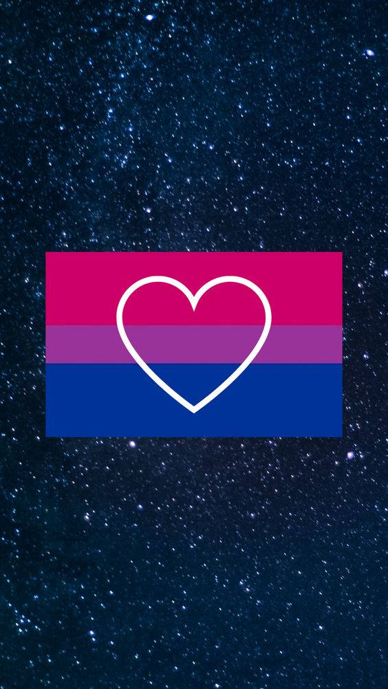 Bisexual Flag 桌布 壁紙 — 一面帶有白色心形輪廓的雙性戀驕傲旗幟在繁星點點的夜空中飄揚。