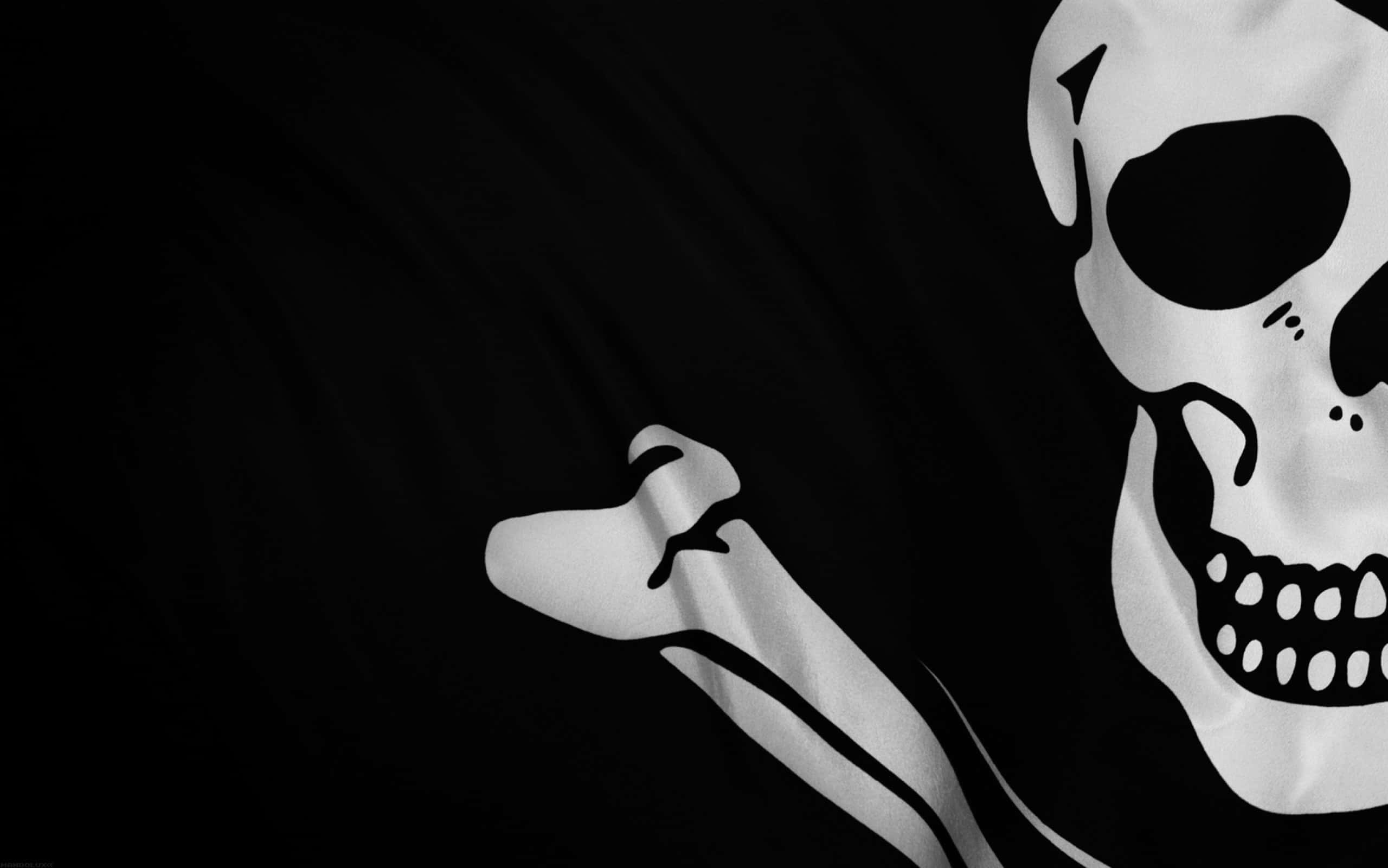Skull And Crossbones 桌布 壁紙 — 一面帶有白色骷髏頭和交叉骨圖案的黑色旗幟在黑暗背景下戲劇性地飄揚。