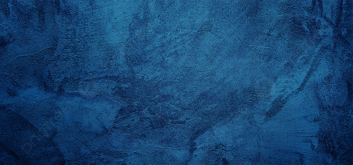 Beautiful Abstract 桌布 壁紙 — 一面帶有紋理的藍色牆壁，不均勻的筆觸和微妙的色調變化，營造出陰鬱的抽象背景。