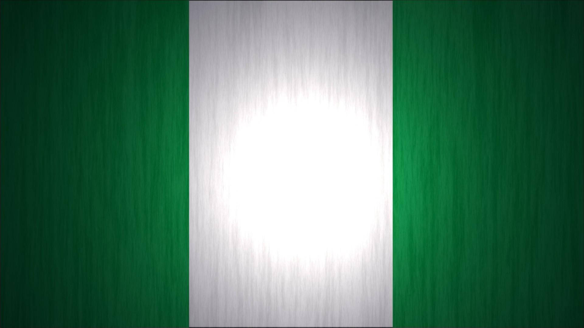 Nigeria 桌布 壁紙 — 一面帶有金屬拉絲紋理的旗幟，有綠色垂直條紋和中央發光的白色條紋。