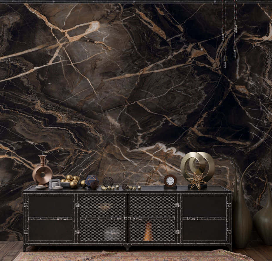 Brown Marble 桌布 壁紙 — 一面帶有金色紋理的奢華黑色大理石牆，為裝飾著金屬飾品的現代工業風邊櫃提供了戲劇性的背景。