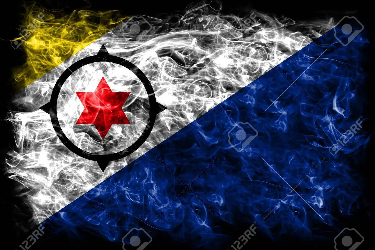 Flag 桌布 壁紙 — 一面帶有黃色、藍色和白色對角條紋以及黑色圓圈中紅色星星的旗幟，在黑色背景上呈現為旋轉的煙霧。