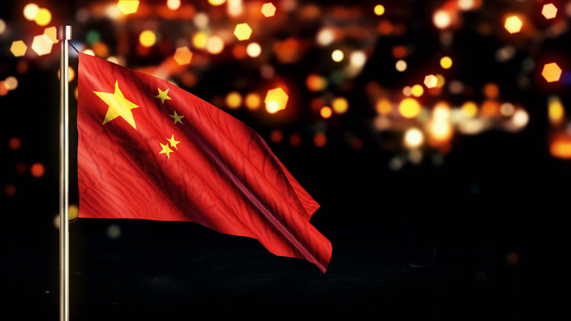 中國國旗在夜間飄揚，背景有發光的燈光。