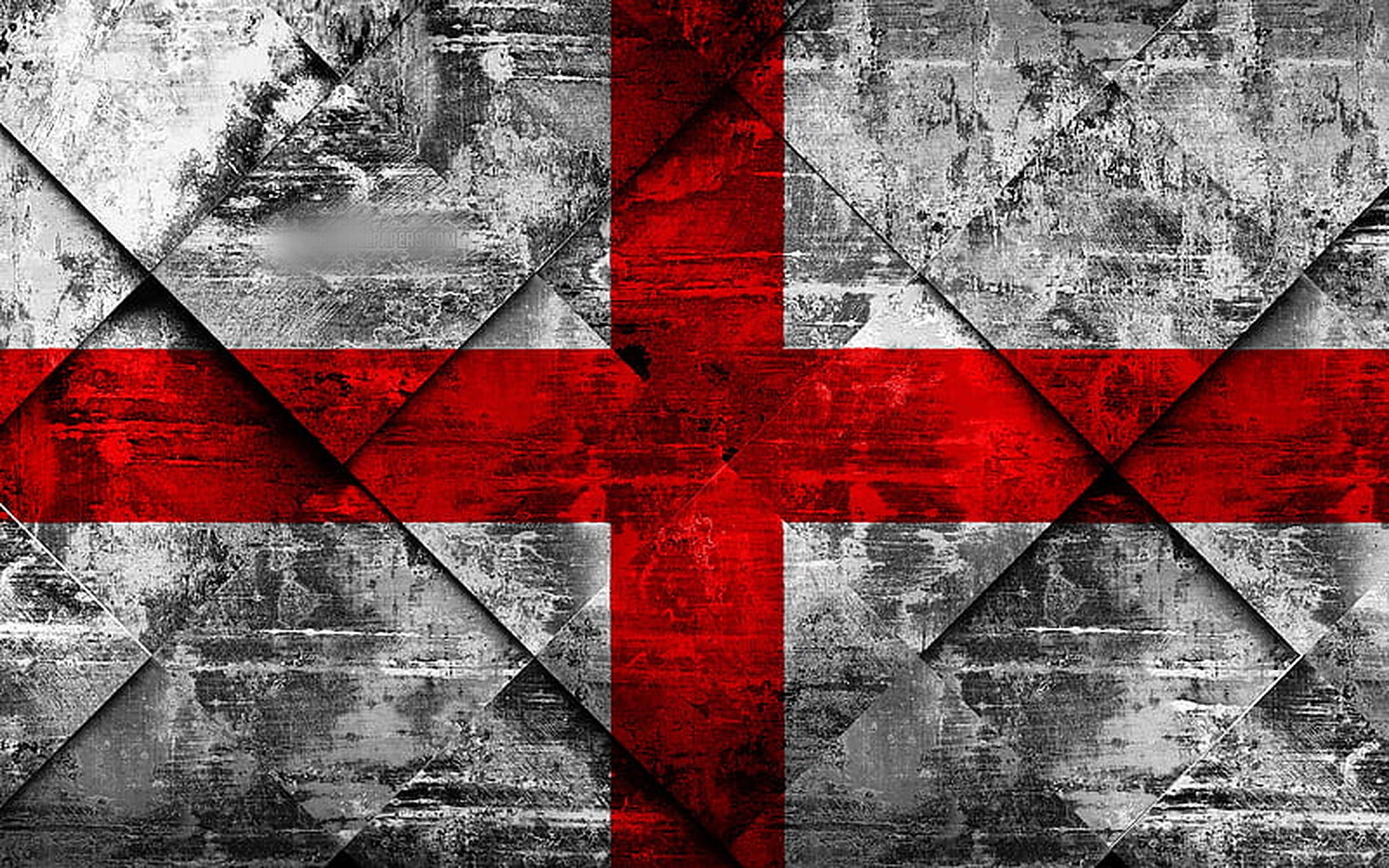 England Flag 桌布 壁紙 — 一面歷經風霜的英格蘭旗幟，在紋理灰色幾何面板上帶有鮮明的紅色十字。