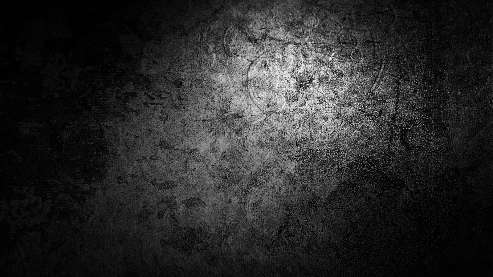 Dark Grunge 桌布 壁紙 — 一面深色紋理牆壁，中央聚光燈揭示粗糙的表面細節和微弱的圓形痕跡。