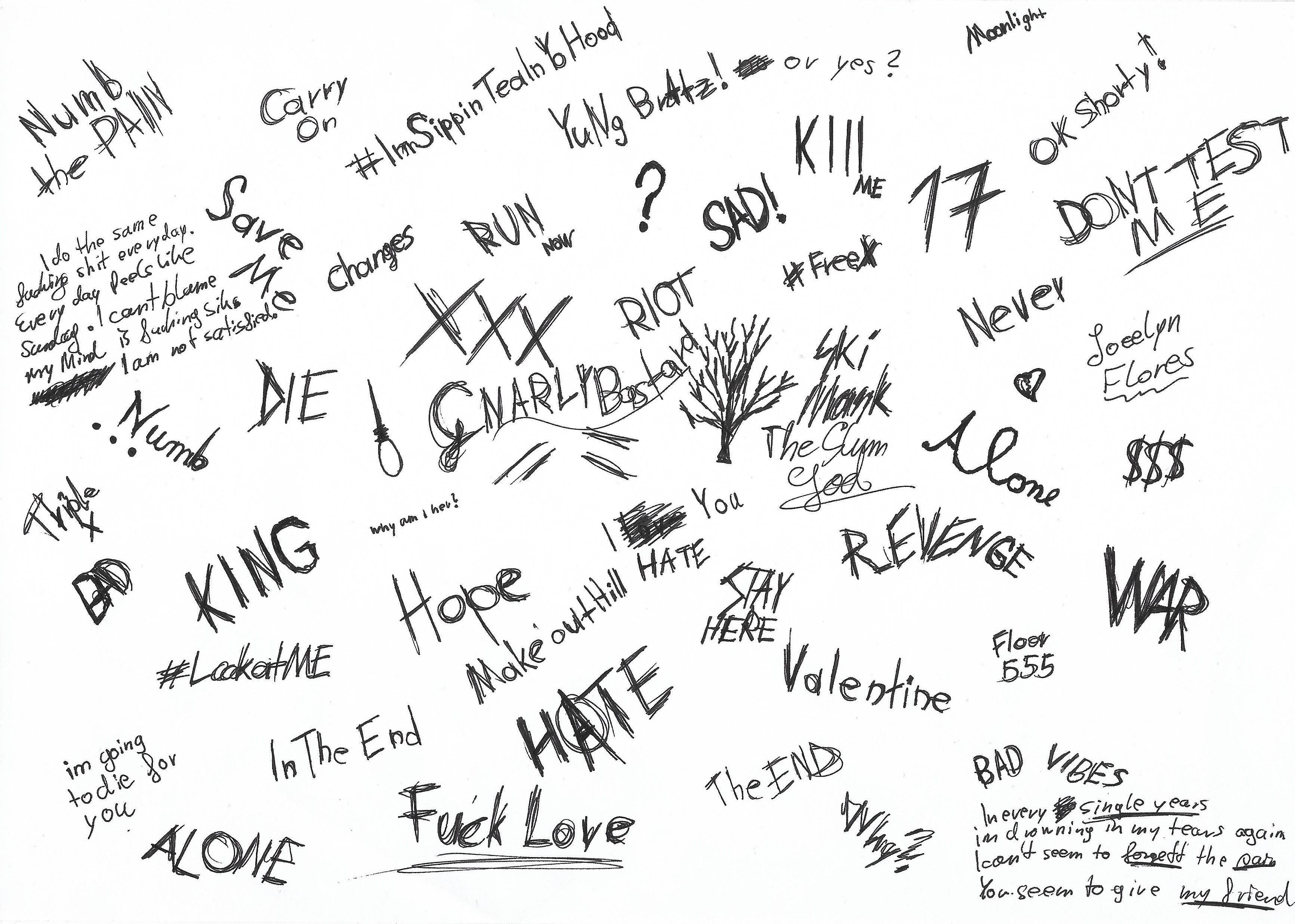 桌布 壁紙 — 一面混亂的黑色墨水塗鴉牆，覆蓋著諸如「HATE」、「ALONE」和「REVENGE」等粗糙的手寫短語，並有一棵孤獨的樹的素描。
