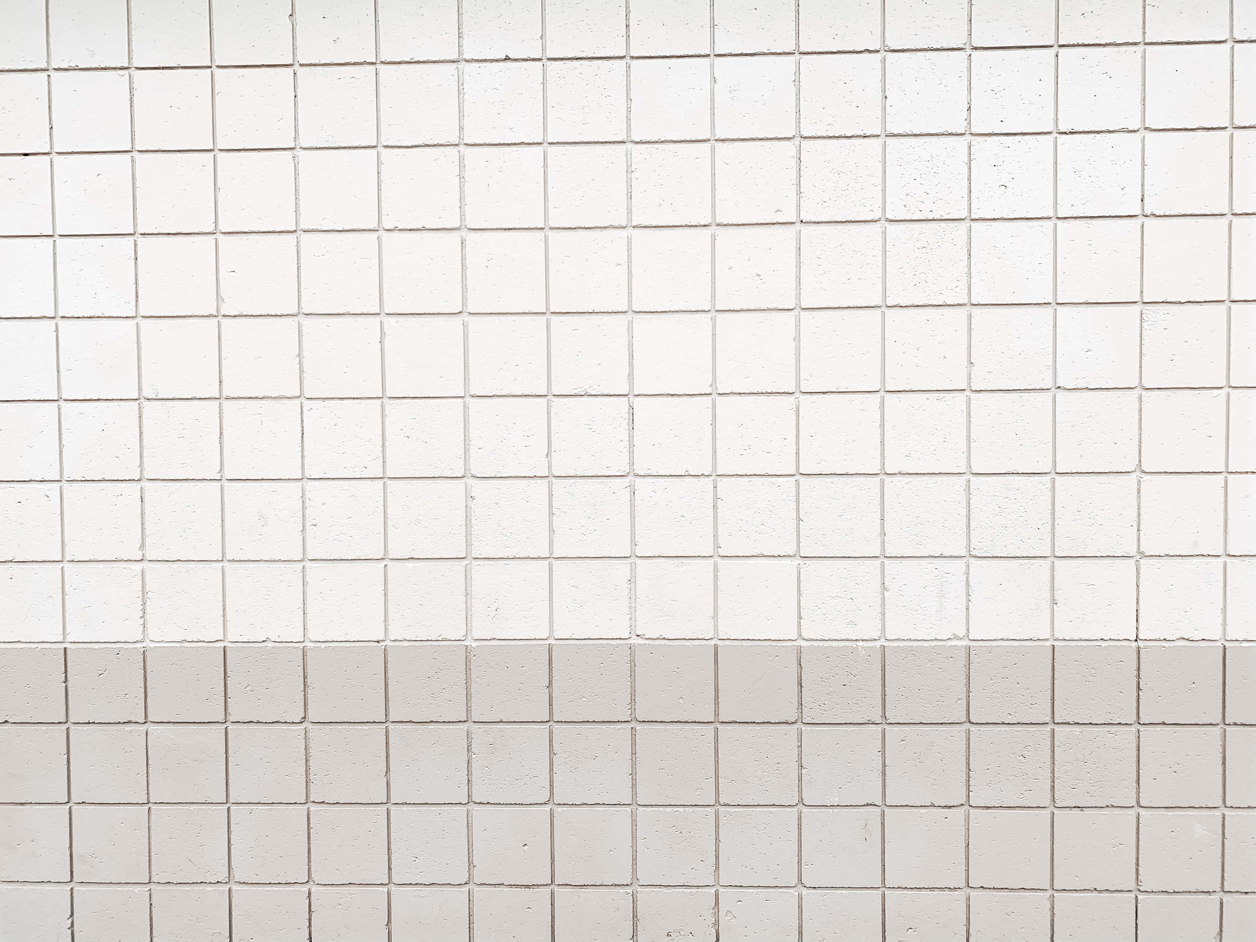 Tile 桌布 壁紙 — 一面由白色方形瓷磚組成的極簡牆，帶有水平灰色條紋分隔表面。