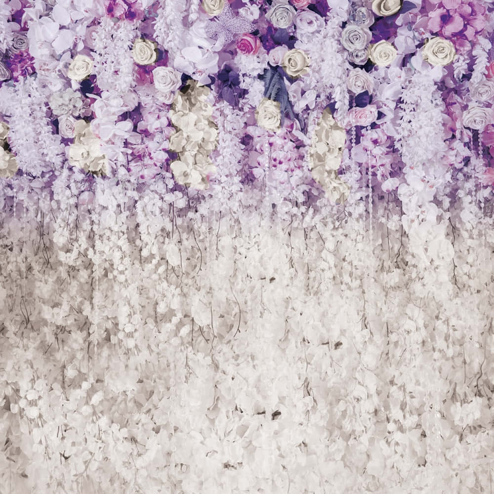 Purple Floral 桌布 壁紙 — 一面由薰衣草和白色花朵組成的瀑布牆，營造出夢幻的花卉背景，柔軟的花瓣向下流淌。