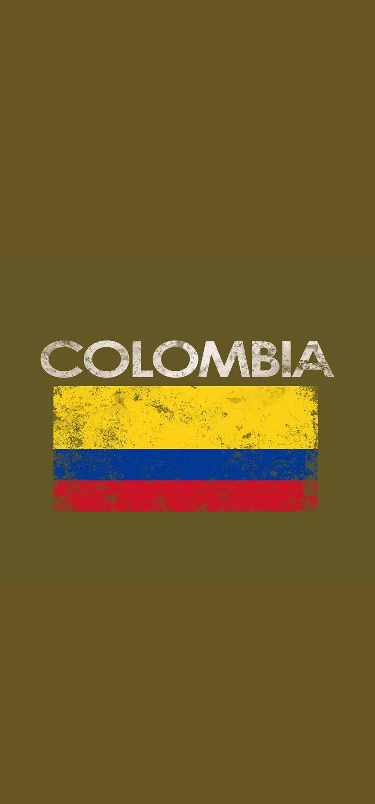 Colombia Flag 桌布 壁紙 — 一面破舊的哥倫比亞國旗，帶有黃、藍、紅三色條紋，居中於柔和的橄欖綠色背景上，上方有「Colombia」字樣。