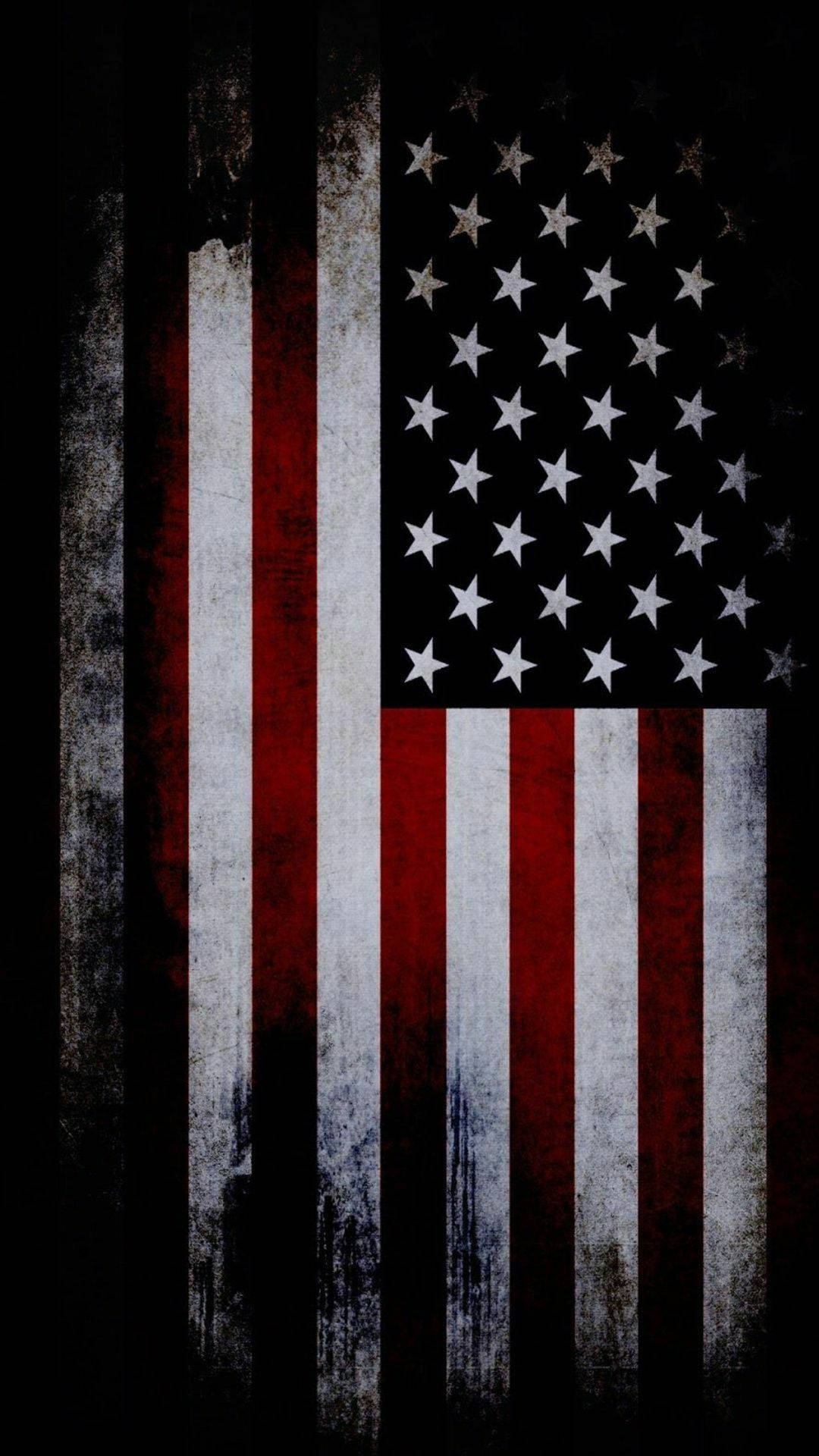 USA flag iPhone 桌布 壁紙 — 一面破舊的美國國旗，帶有褪色的紅、白、藍條紋和星星，背景為深色。