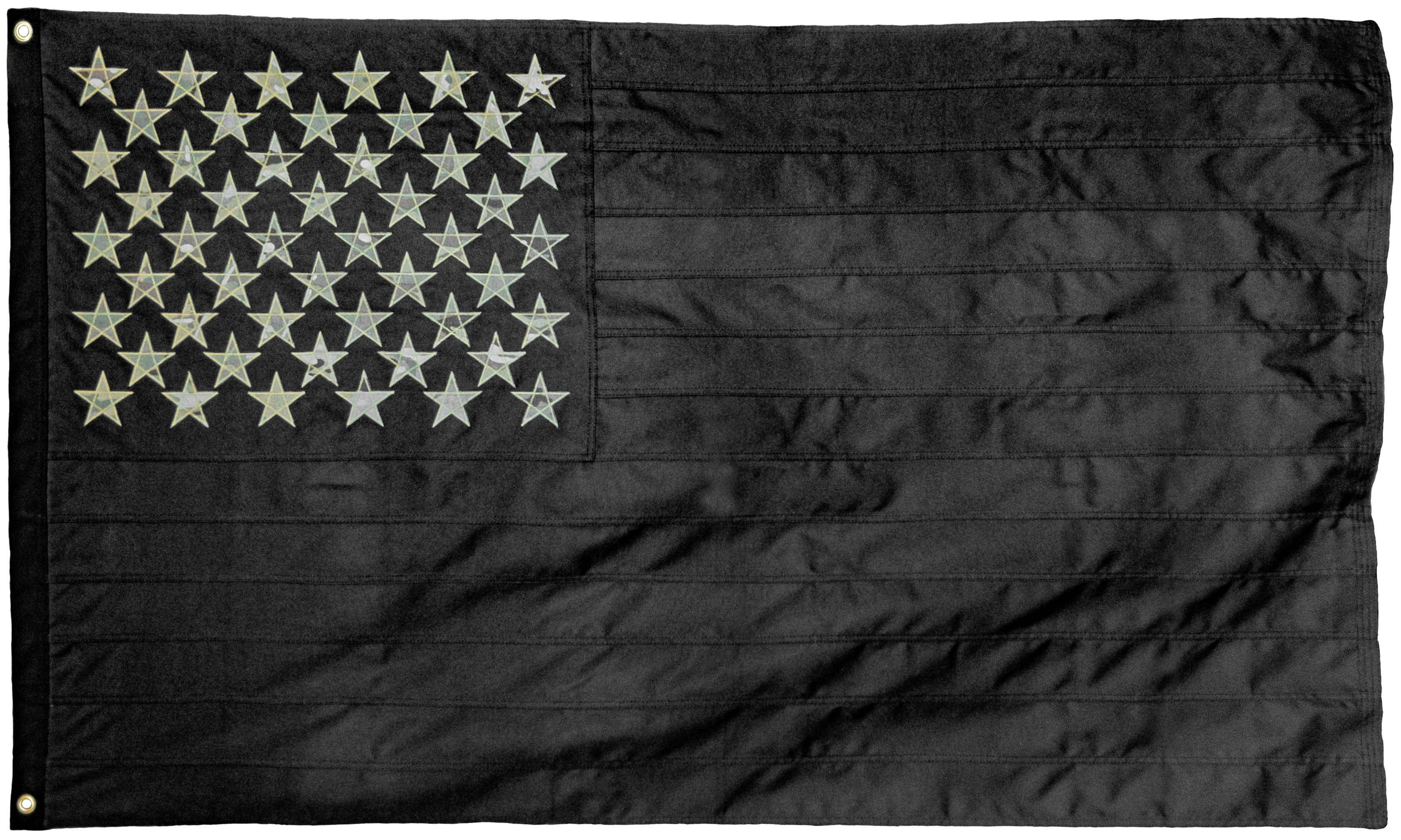 Black American Flag 桌布 壁紙 — 一面破舊的黑色美國國旗，帶有銀色星星和條紋，在純色背景上軟弱無力地垂落。