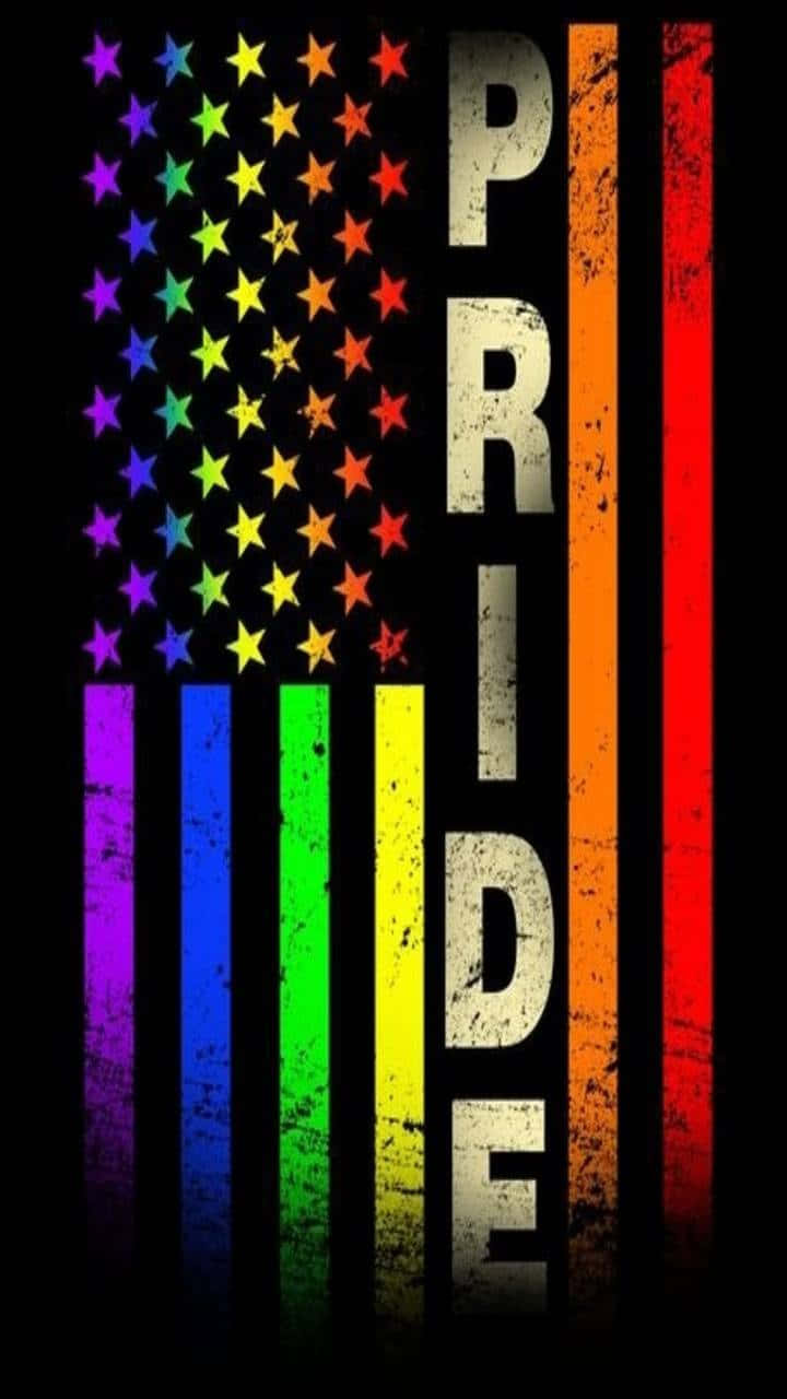 Lgbt Phone 桌布 壁紙 — 一面磨損的彩虹旗與美國國旗設計融合，並以粗體垂直字體顯示「PRIDE」一詞。