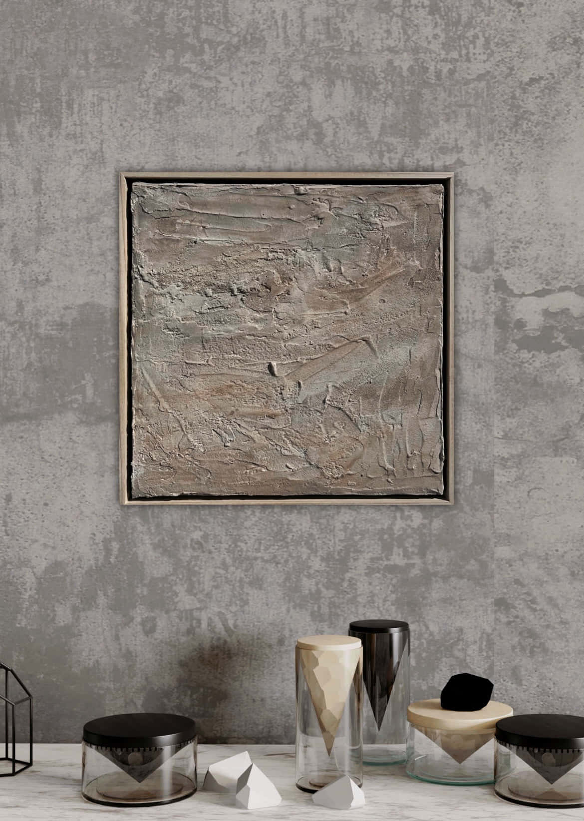 Interior Design 桌布 壁紙 — 一面簡約灰色紋理牆上，在一個擺放幾何玻璃容器和白色金字塔的層架上方，掛著一幅帶框的抽象畫。