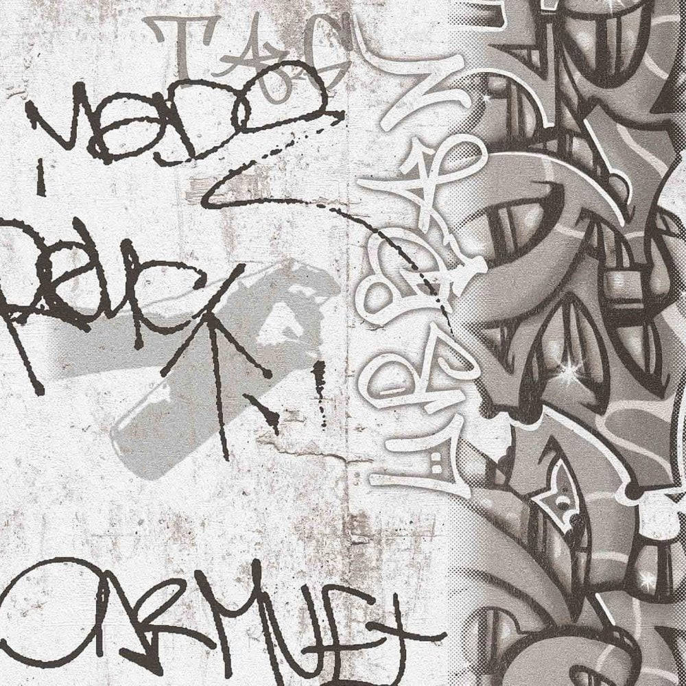 Black And White Graffiti 桌布 壁紙 — 一面粗糙的單色牆，上面鋪滿了層層疊疊的塗鴉標籤和有風格的文字，背景是有紋理的混凝土。
