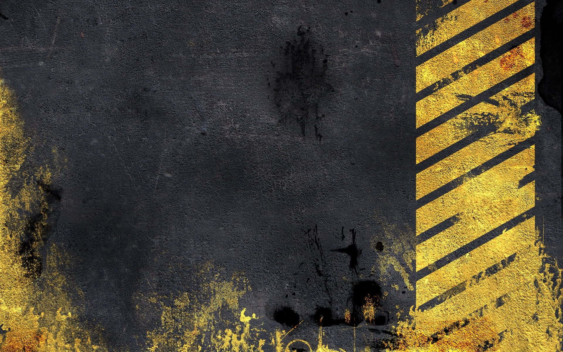 Yellow Grunge 桌布 壁紙 — 一面粗糙的深灰色牆壁，帶有黑色飛濺污漬和風化的黃色斜條紋圖案。