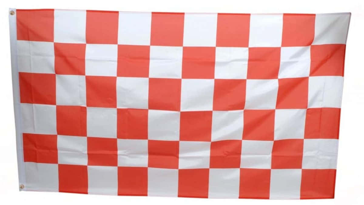 Chequered Flag 桌布 壁紙 — 一面紅白格子賽車旗，布料摺痕清晰可見，背景簡潔。