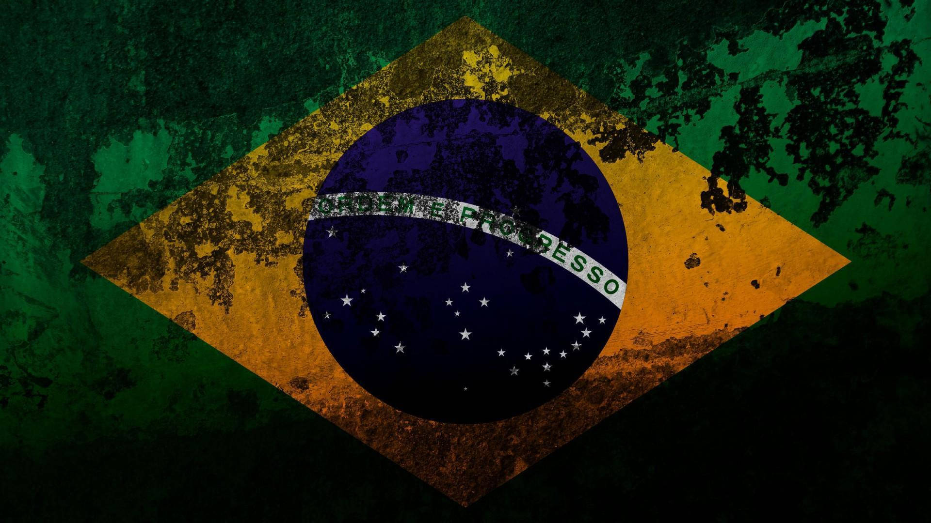 Brazil Flag 桌布 壁紙 — 一面經風化的巴西國旗，帶有綠色、黃色和藍色，在深色背景上呈現破舊質感。