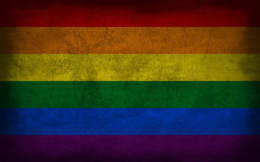 LGBT 桌布 壁紙 — 一面經風化的彩虹旗，帶有紅色、橙色、黃色、綠色、藍色和紫色的紋理條紋。